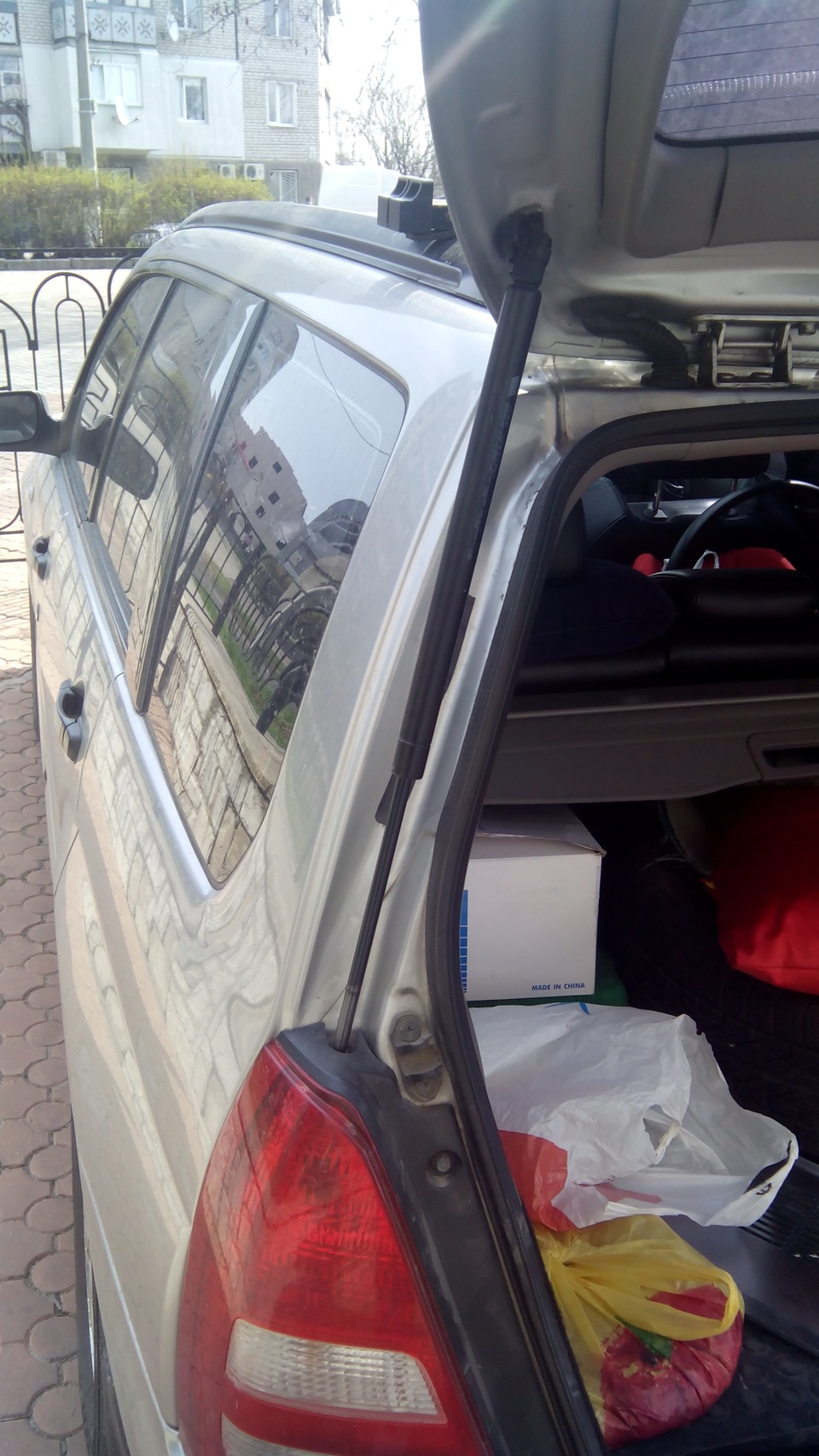 упор багажника від vw t4 2