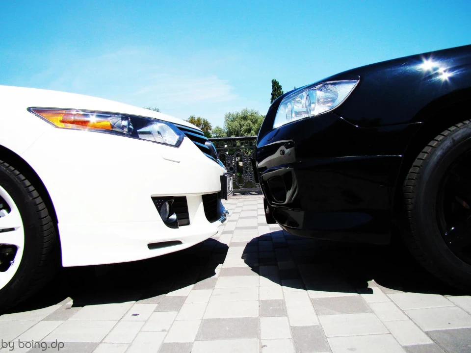 Black&White - Subaru VS Honda