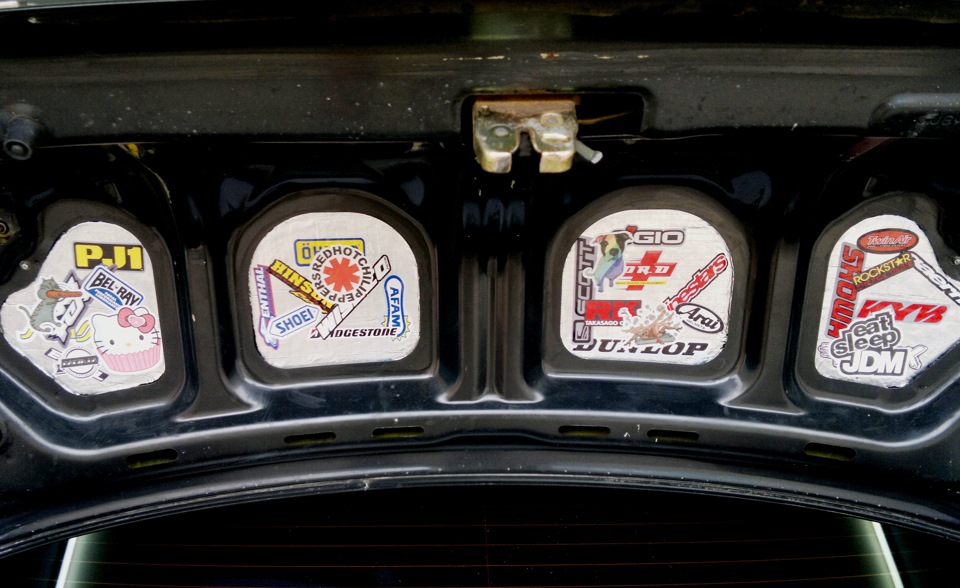 Stickerbombing кришки багажника 1