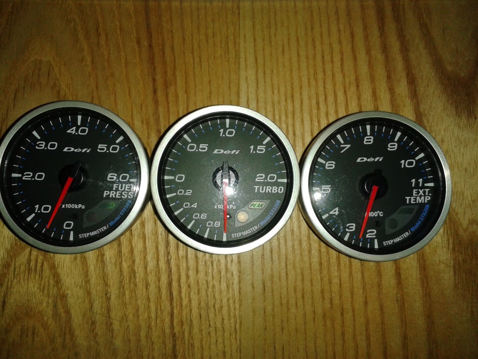 Датчики Defi Fuel Press Turbo EXT temp.Подіум своїми руками)) 2
