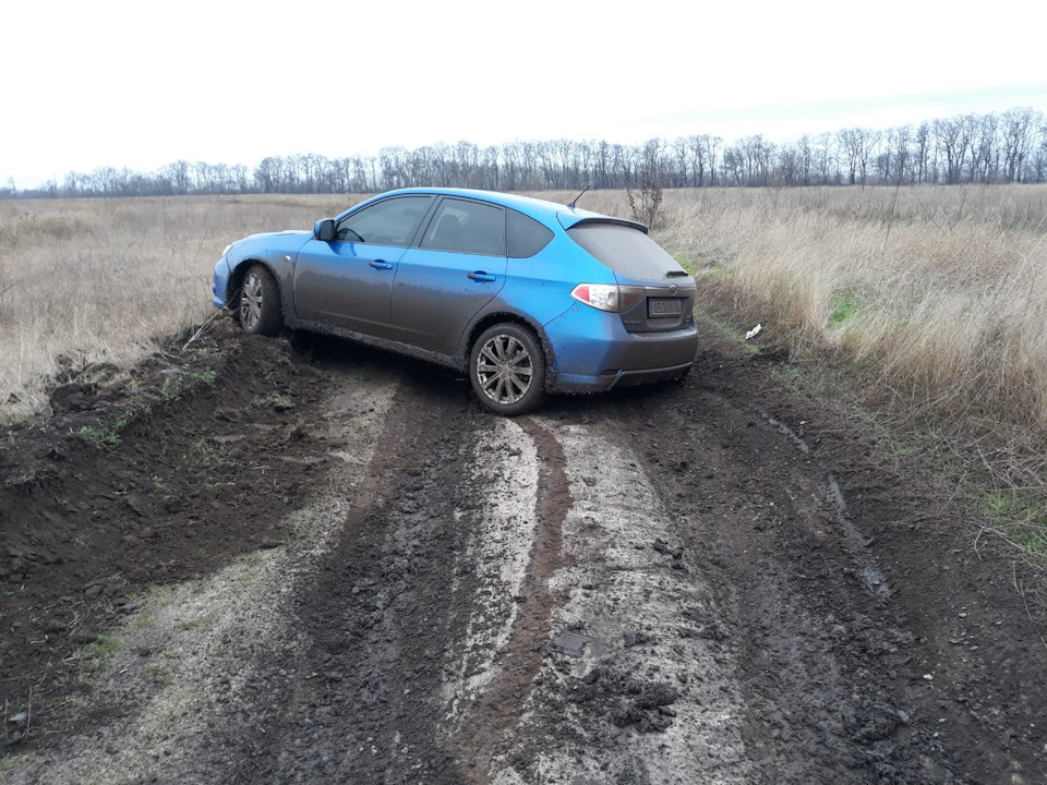 Колін Макрей нервово курить осторонь Частина 1. 3
