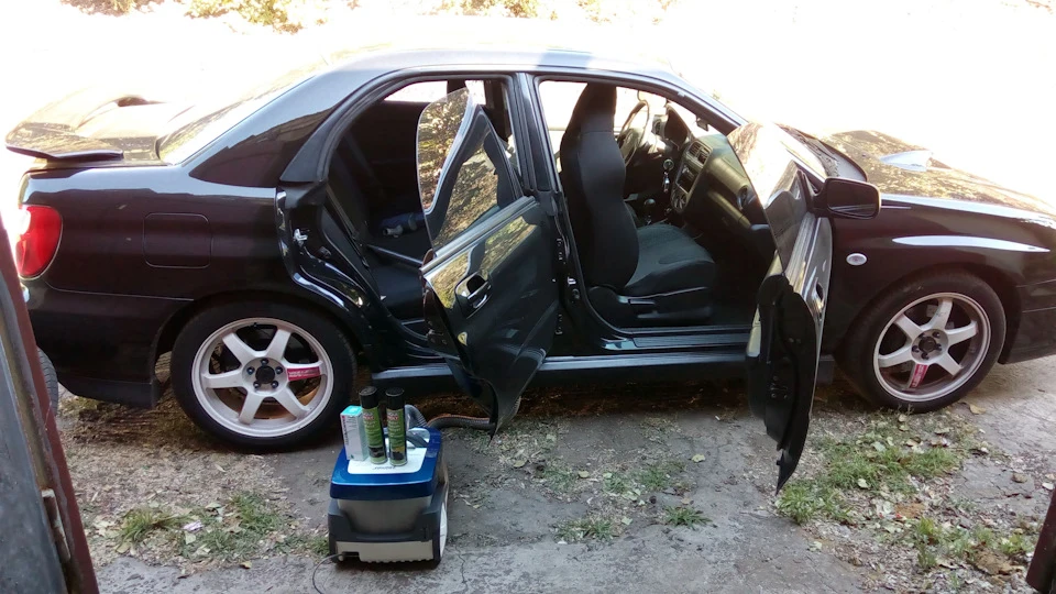 Накладочки на пороги + прибирання в салоні