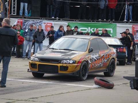 Subaru Impreza GT проти YAMAHA R1 1