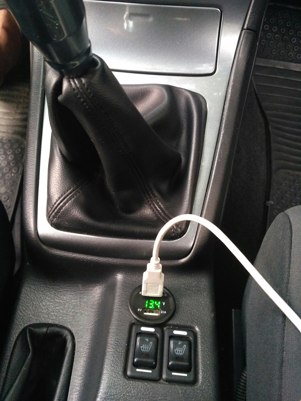 Встановив зарядку USB 2