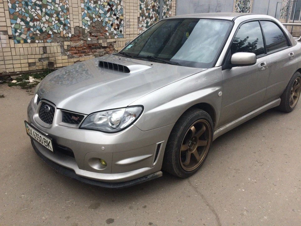 Встановив капот
