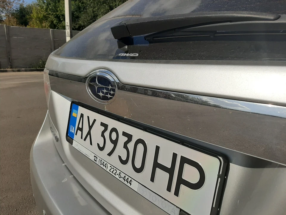 Просто поміняти номерні рамки не просто.