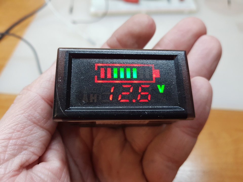 Вольтметр під капотом 1
