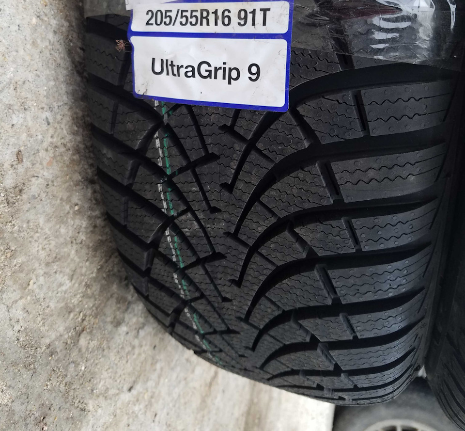 Зимова гума Goodyear Ultra Grip 9 205/55/16 1