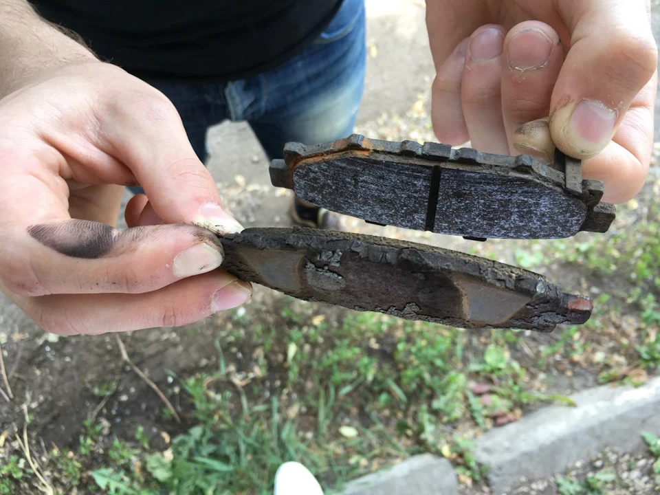 Заміна гальмівних колодок.
