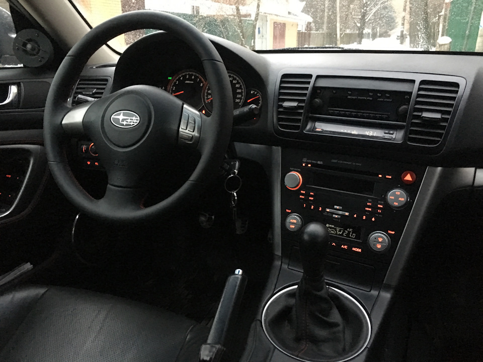 Руль MOMO та шкіргалантерея від BMW Individual /// 4
