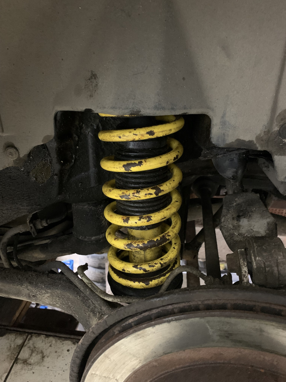 Зміна рожевих пружин STI на жовті Wangan. 4