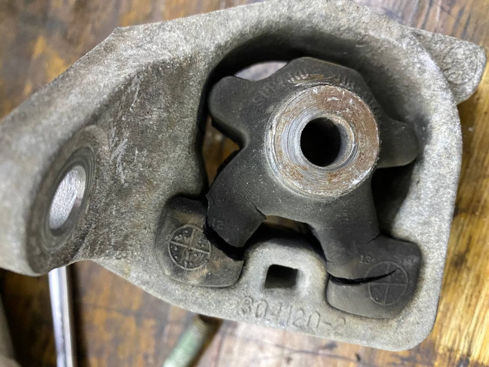 Заміна передньої подушки ДВЗ (SUBARU 41022AJ14A) 1