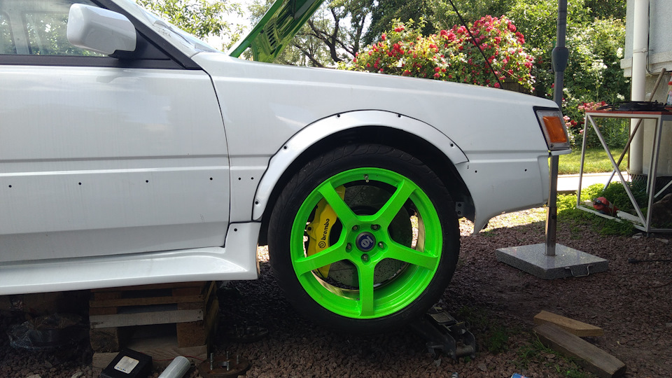 Суппорта Brembo 6+4pot на Subaru Leone 5