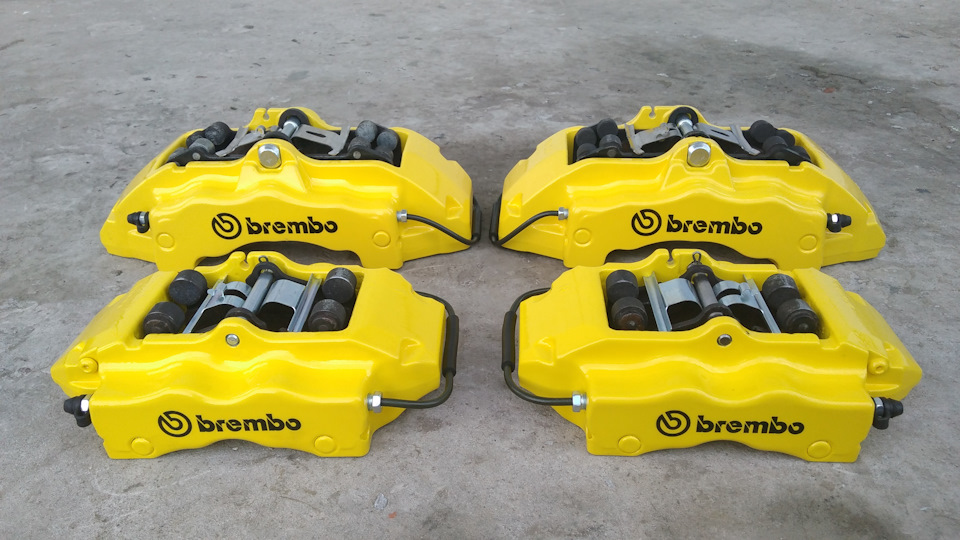 Суппорта Brembo 6+4pot на Subaru Leone 1