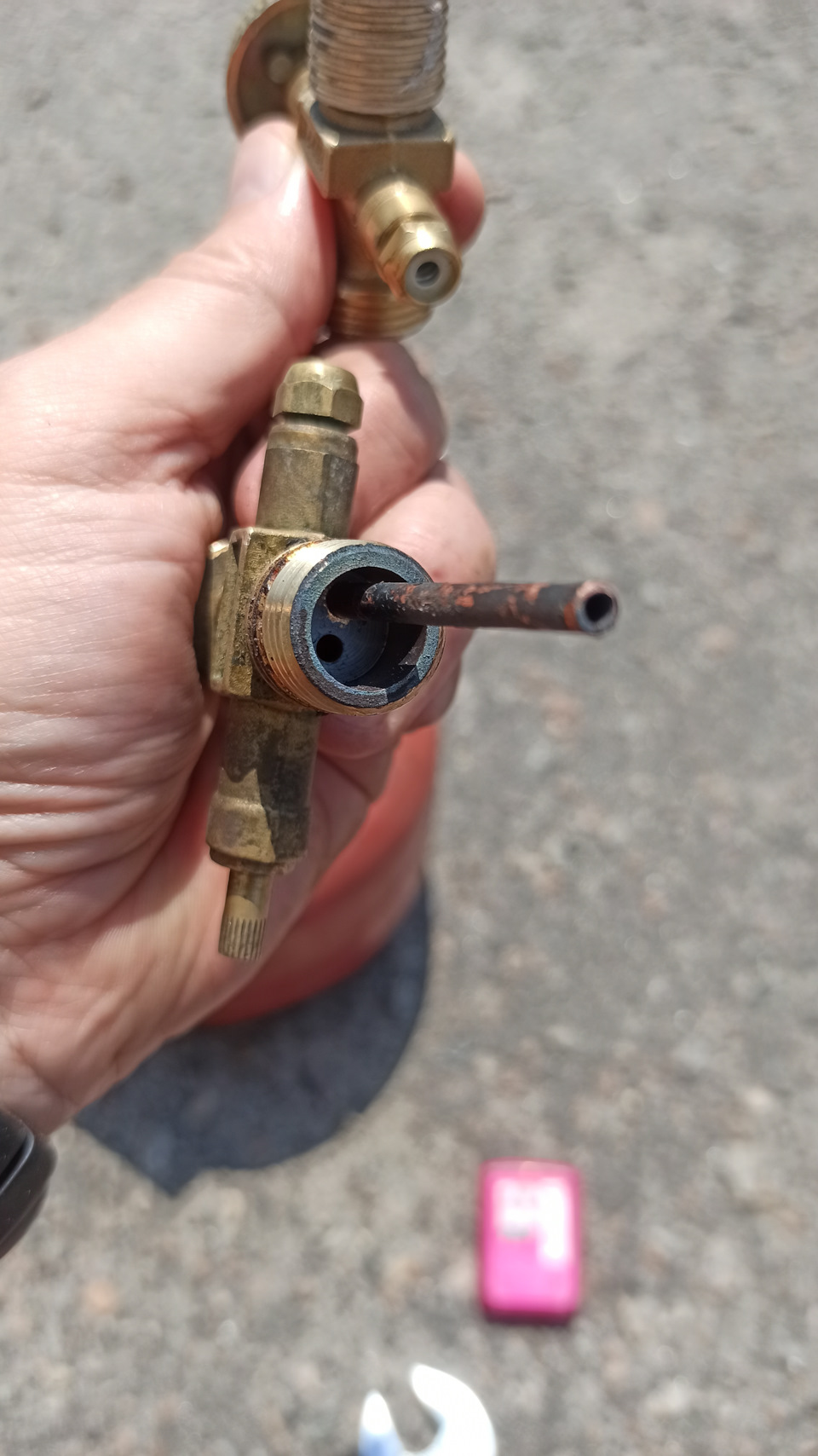Підготовка до літнього сезону. Заміна крана на 5л газовому балоні. 1