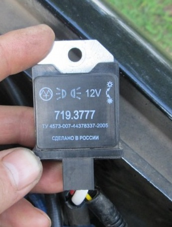 Реле автоматичного включення світла 719.3777 на Сузукі 3