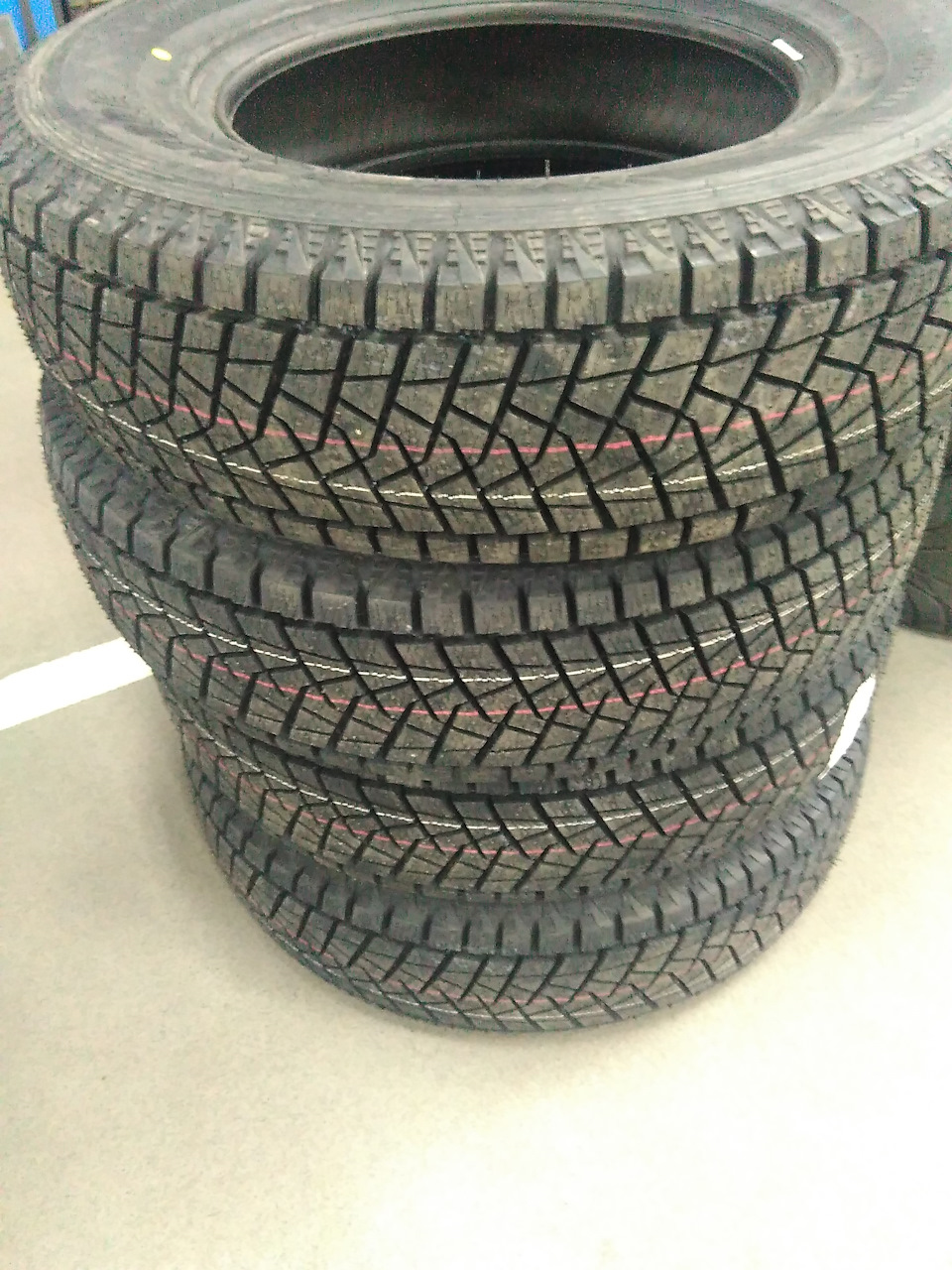 Зимова гума 215/80 R16 Bridgestone Blizzak DM-Z3 1