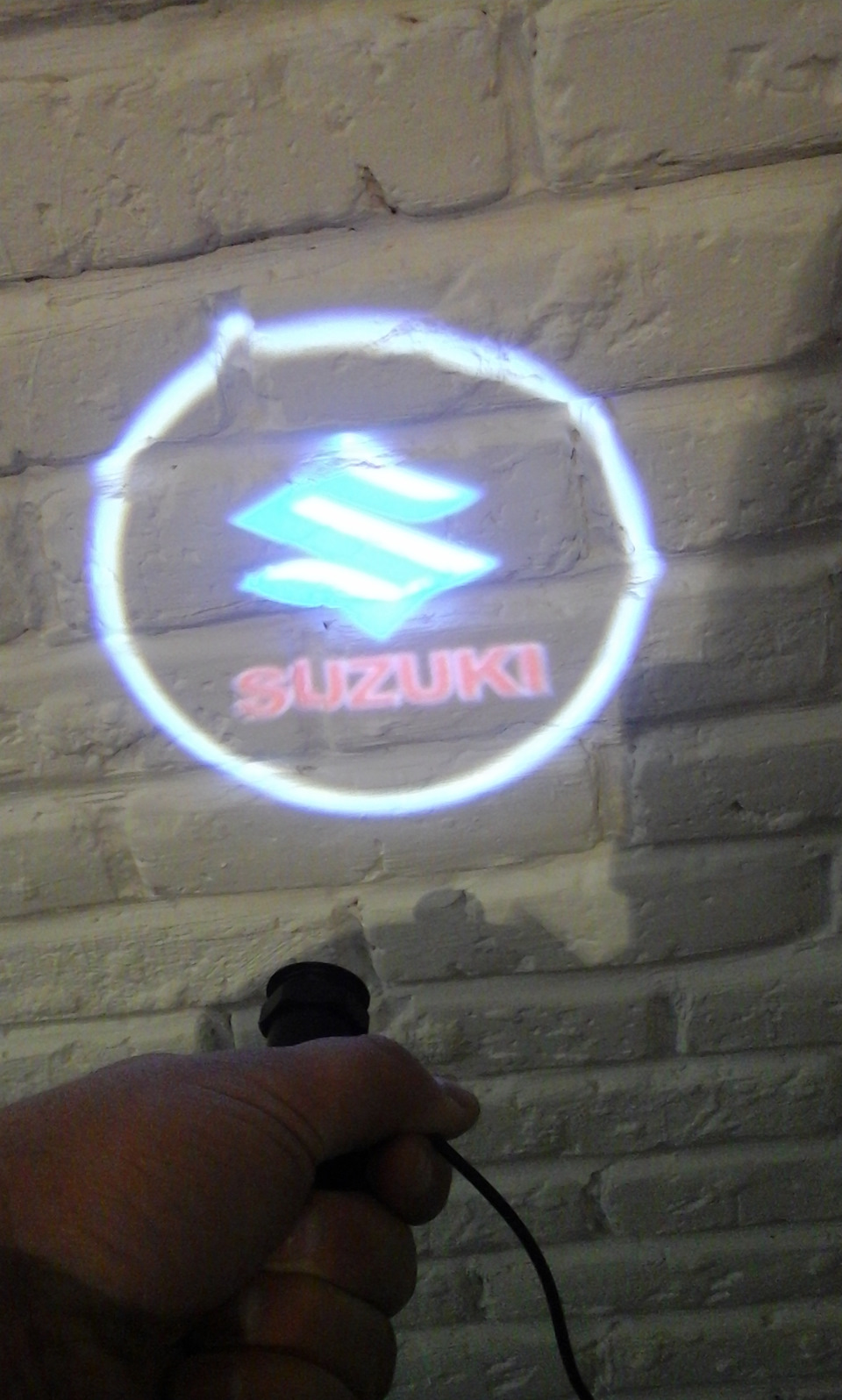 LED логотип Suzuki у дверях 3