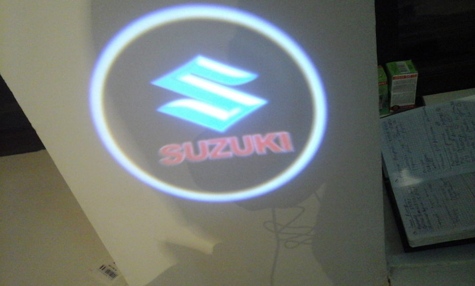 LED логотип Suzuki у дверях 2