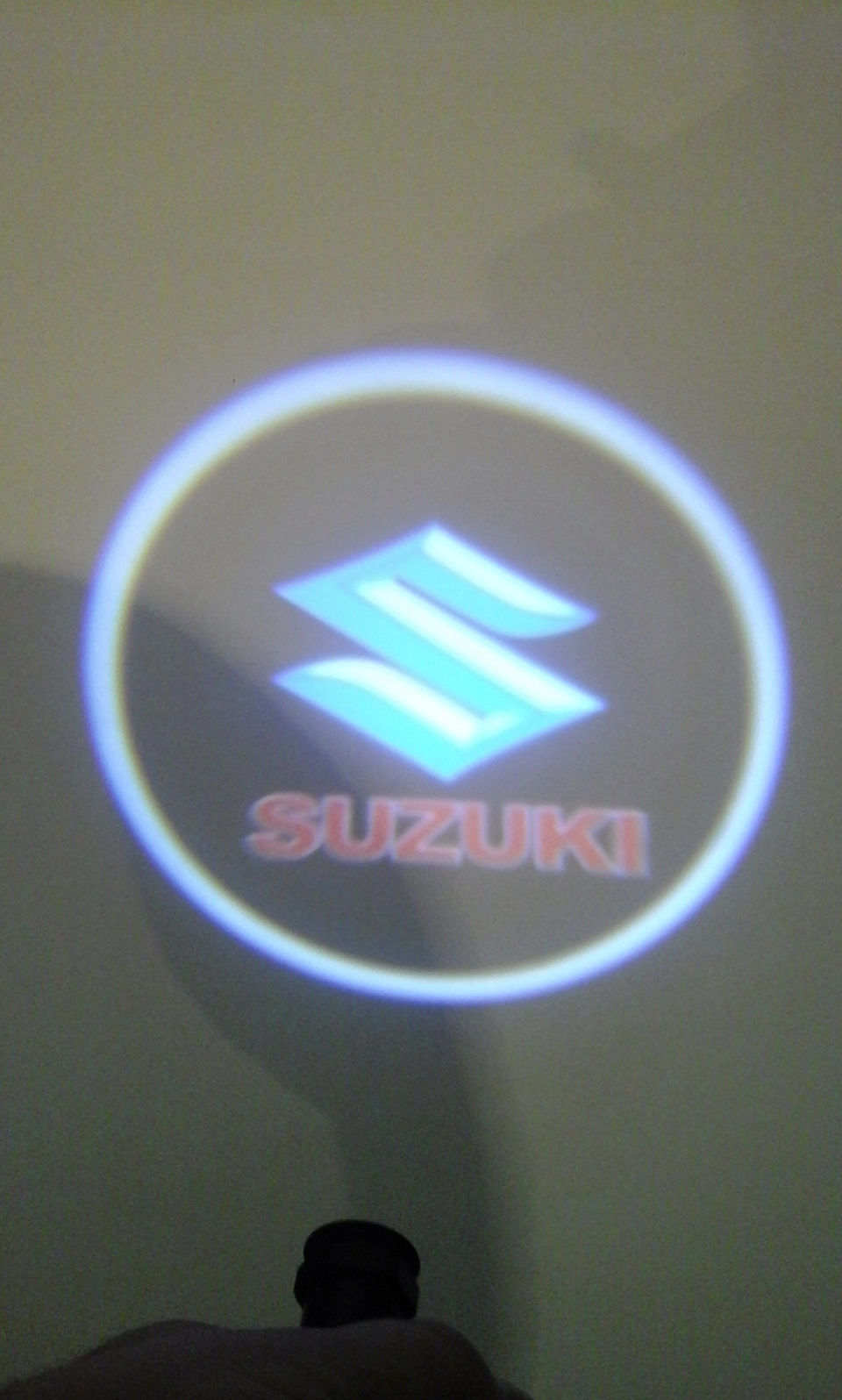 LED логотип Suzuki у дверях 4