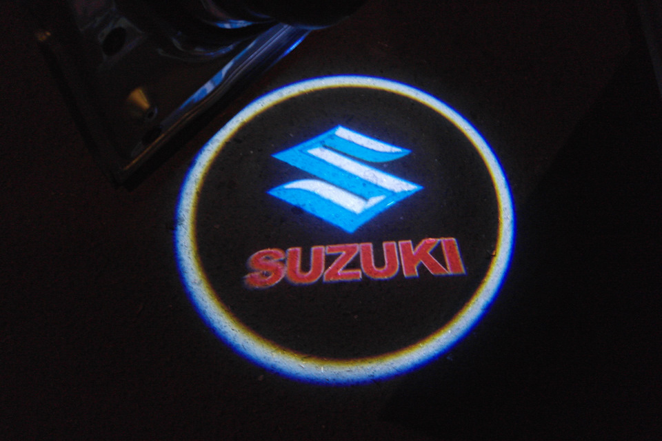 Проекція логотипу Suzuki у дверях 5
