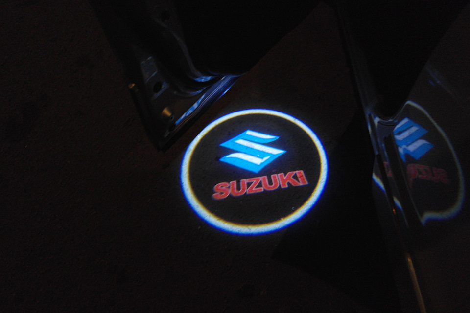 Проекція логотипу Suzuki у дверях 4