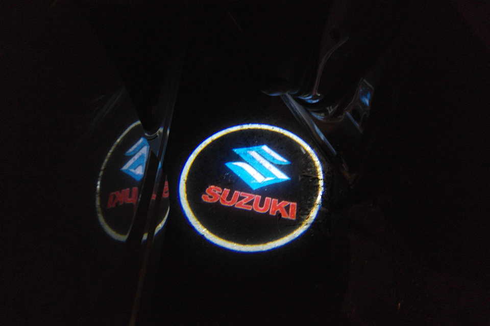 Проекція логотипу Suzuki у дверях 3