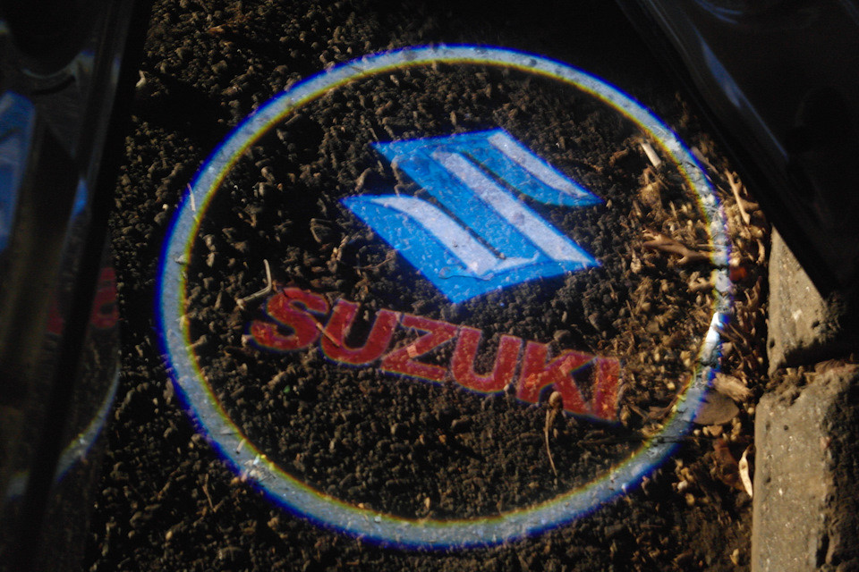 Проекція логотипу Suzuki у дверях 2