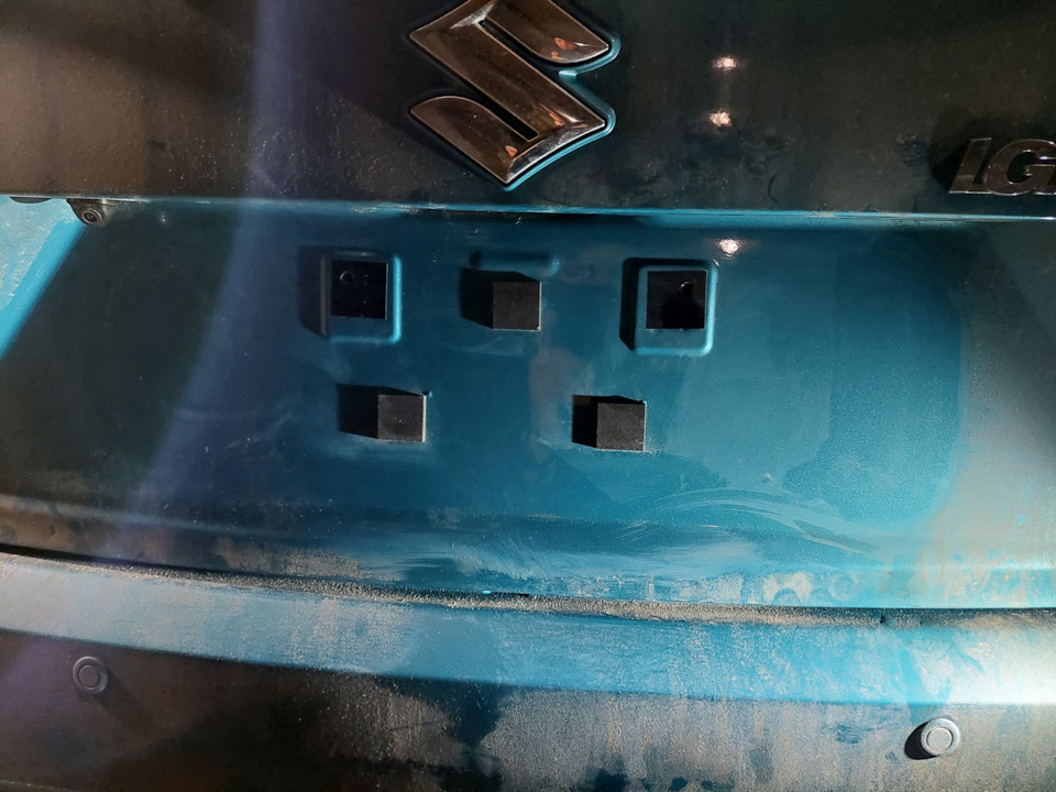 Усунення брязкоту номерної рамки на дверях багажника Suzuki Ignis (2G) 2