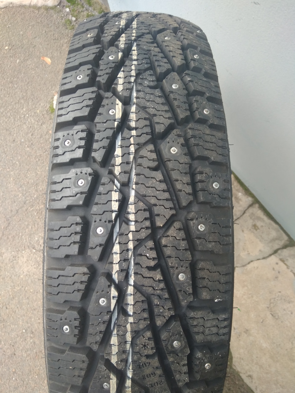 Зимова гума Nokian Hakkapeliitta LT2 215/85 R16 1