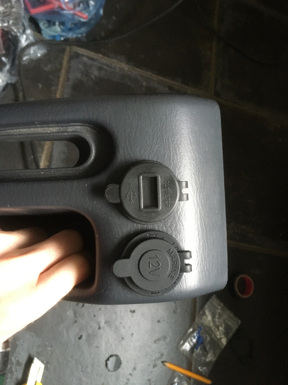 Додаткові розетки USB 12 V у Suzuki Jimny (version 2.0) 4