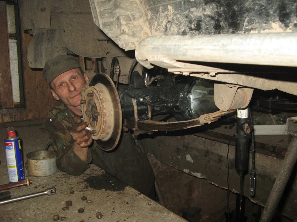 Задні дискові гальма з дворядним підшипником.