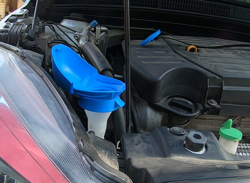Трохи VAG в Suzuki SX4. Лійка для омивалки 2