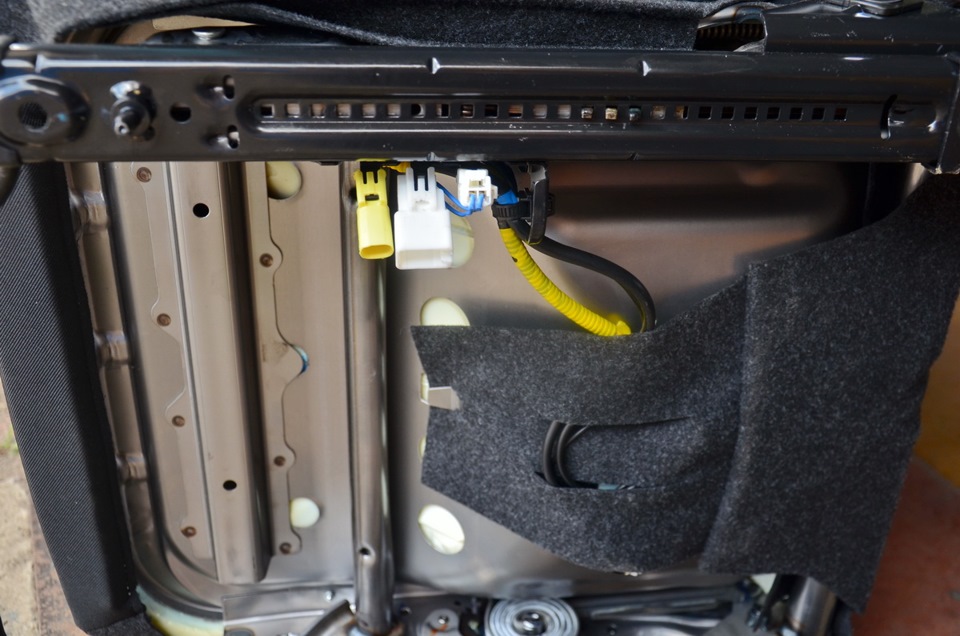 Встановлення чохла на переднє пасажирське крісло Suzuki SX4 New 3