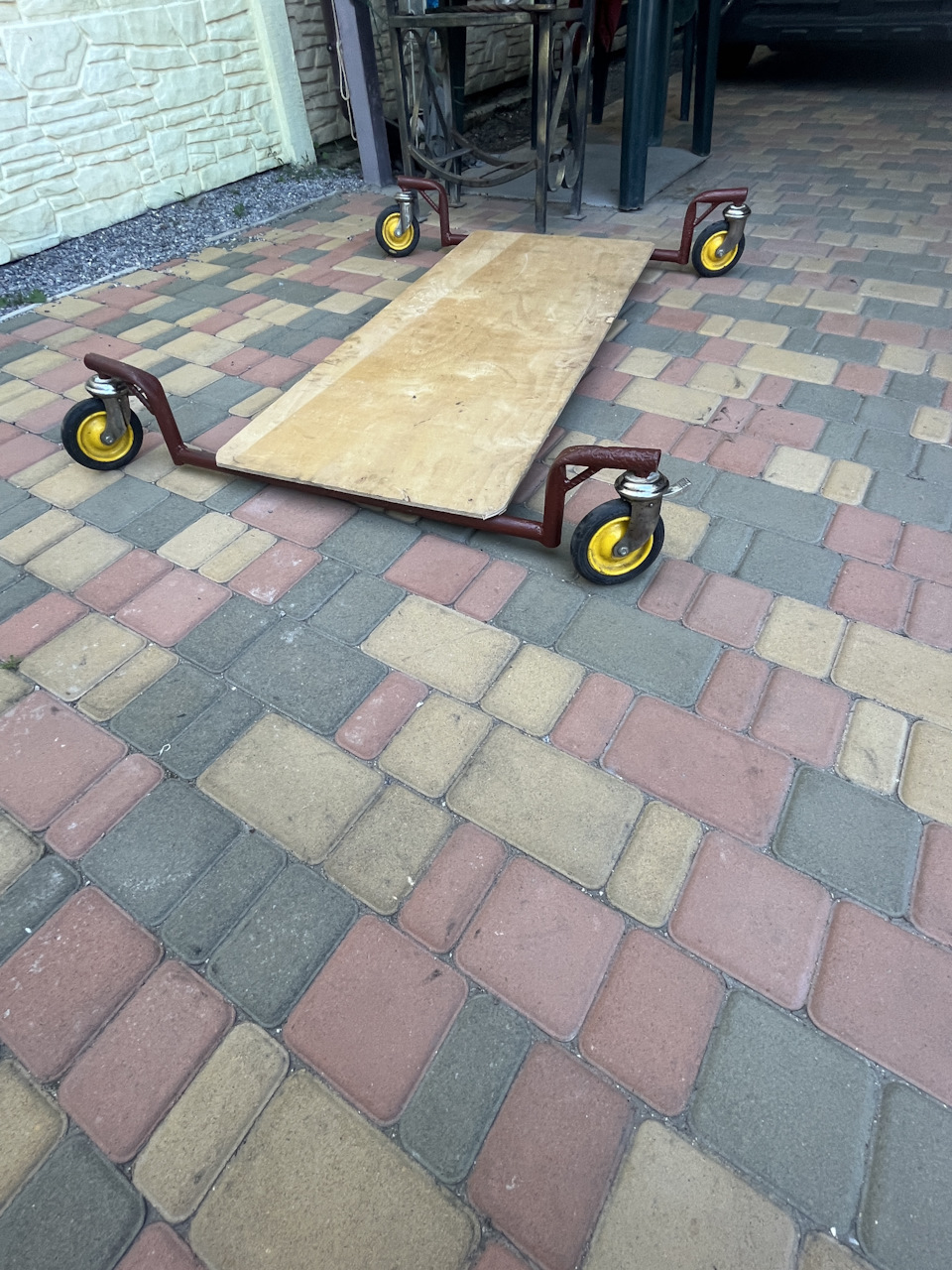 Підкатний лежак 2