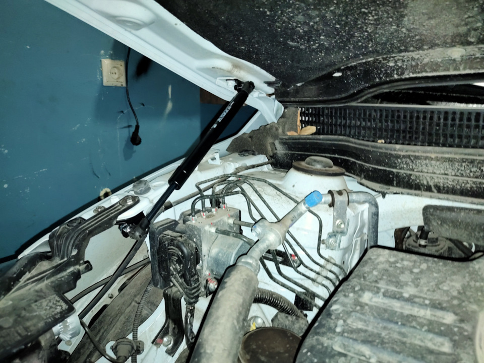 Газовий упор капота Suzuki sx4 1