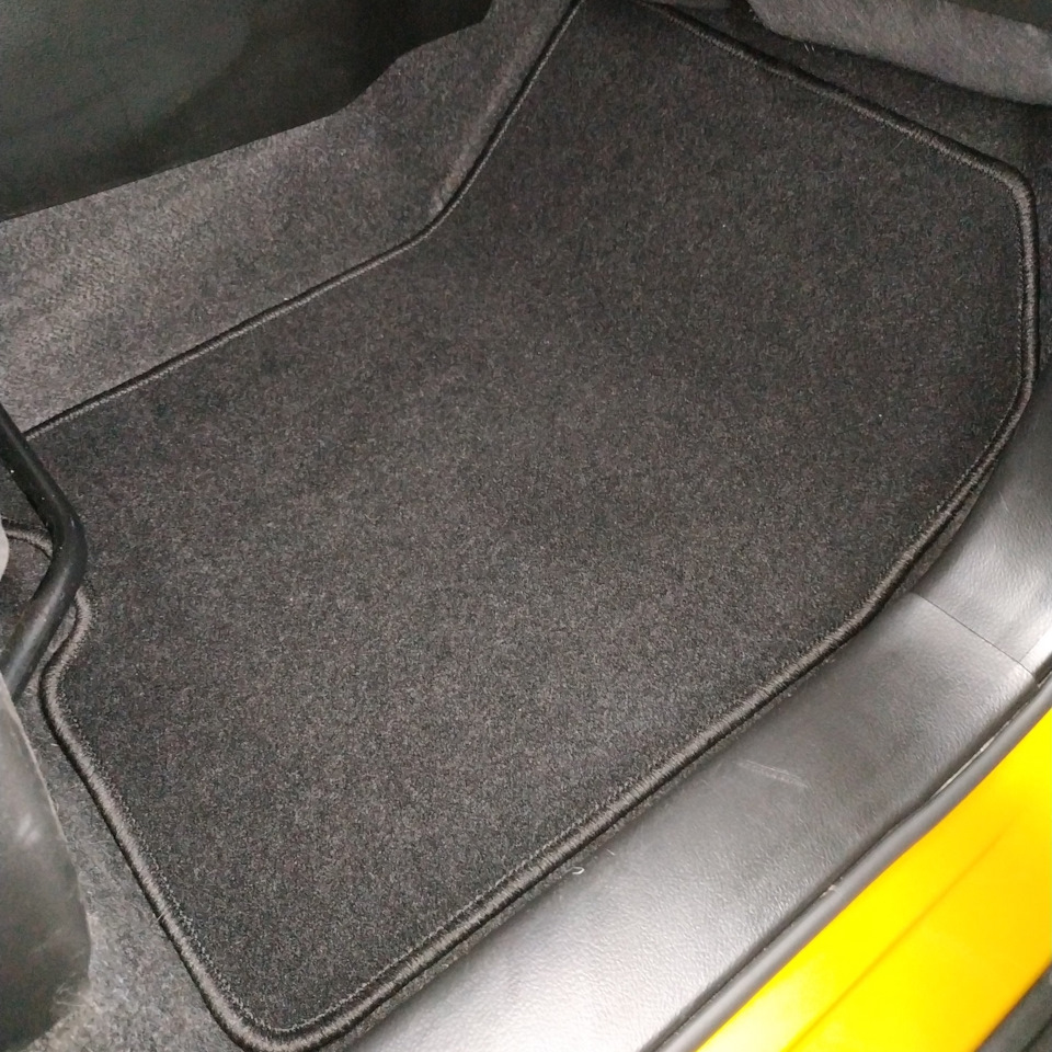 Встановлено оригінальні килимки салону Suzuki Vitara S 5