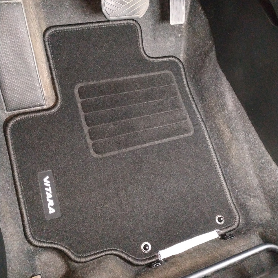 Встановлено оригінальні килимки салону Suzuki Vitara S 3