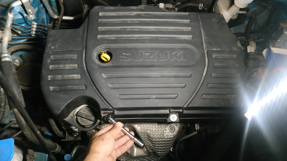 Заміна повітряного фільтра Suzuki Vitara 1.6 оригінал