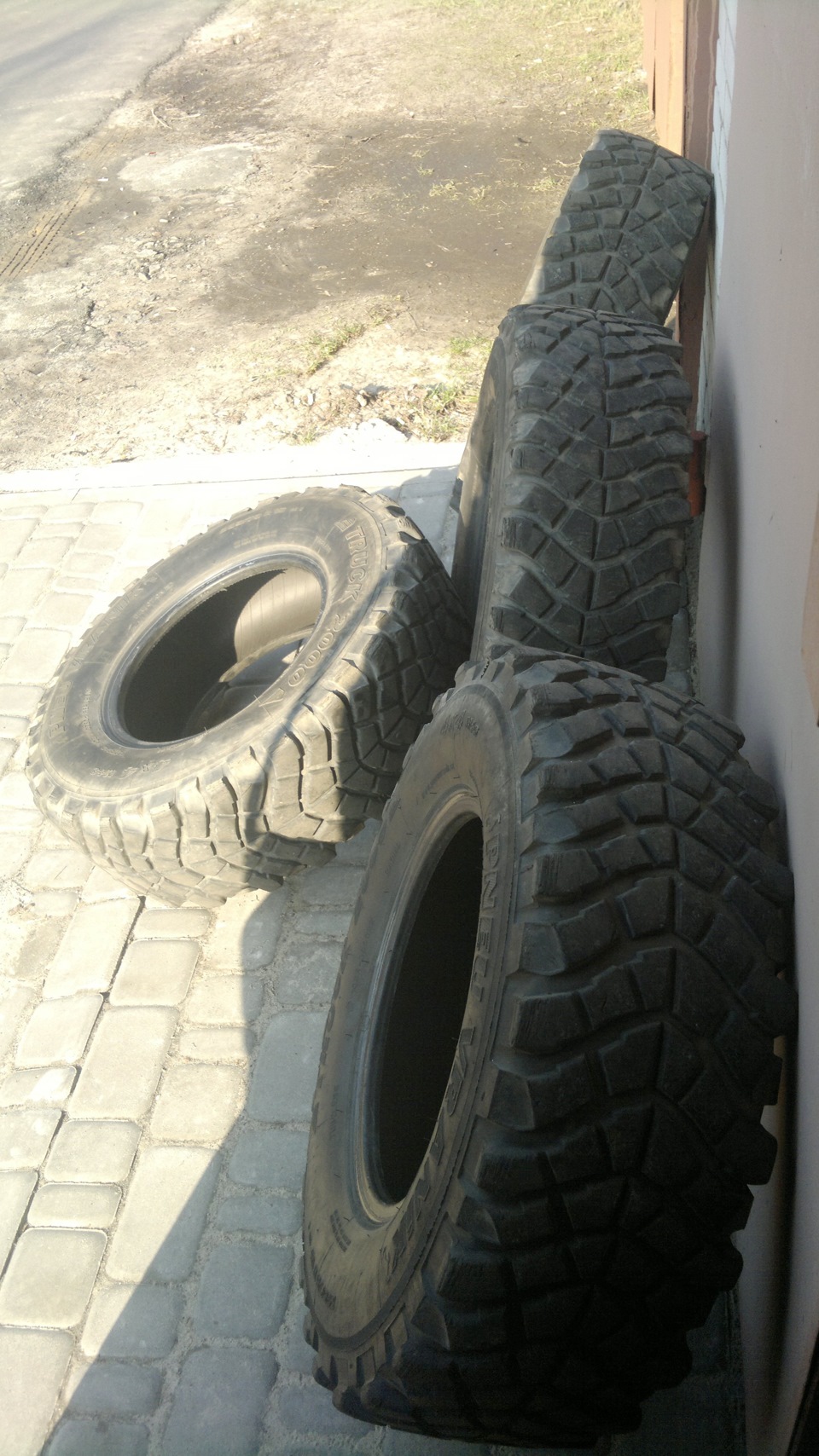 Продам 2 колеса позашляхова 4х4 гума PNEU VRANIK 235/75 R15 Супер ціна! 4