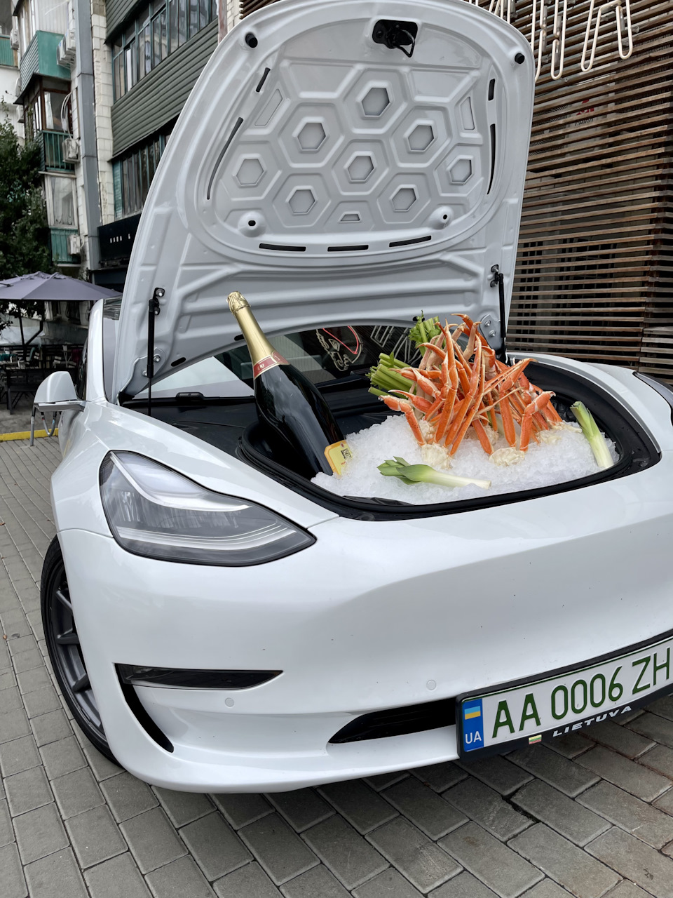 Як влаштувати фуршет у Tesla 🍾🦀 4