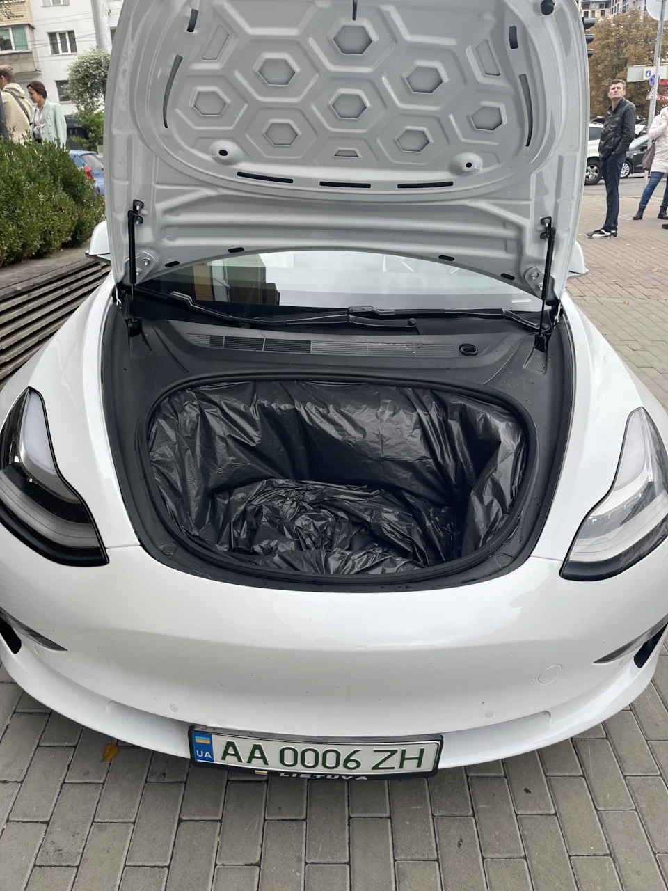 Як влаштувати фуршет у Tesla 🍾🦀