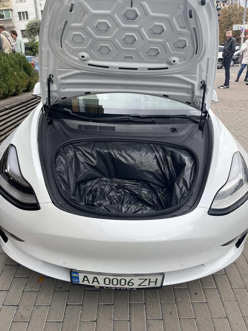 Як влаштувати фуршет у Tesla 🍾🦀 1