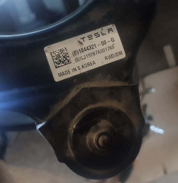 Як прибрати скрип передньої підвіски Tesla model 3 4