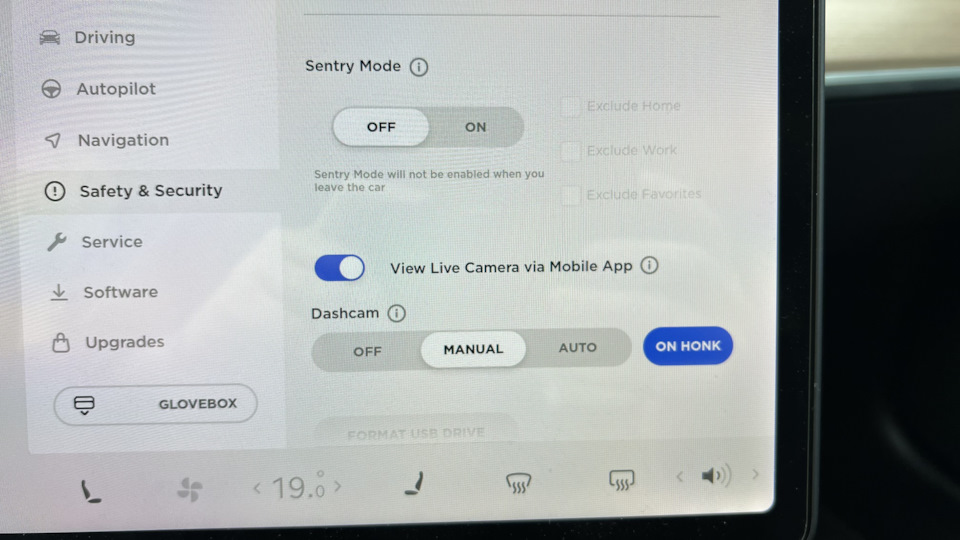 Довгоочікуваний апдейт Sentry Mode Live Camera Access 2021.40.6 2