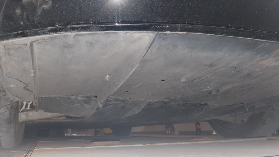 Tesla S заміна мастила в задньому двигуні. 2