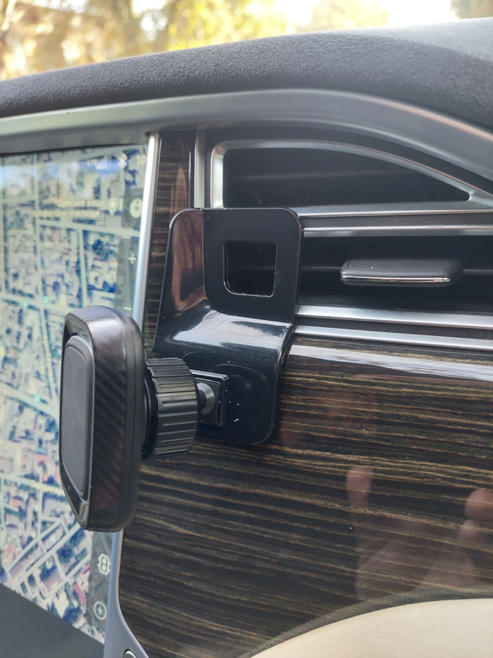 Магнітний тримач у Tesla model s 1