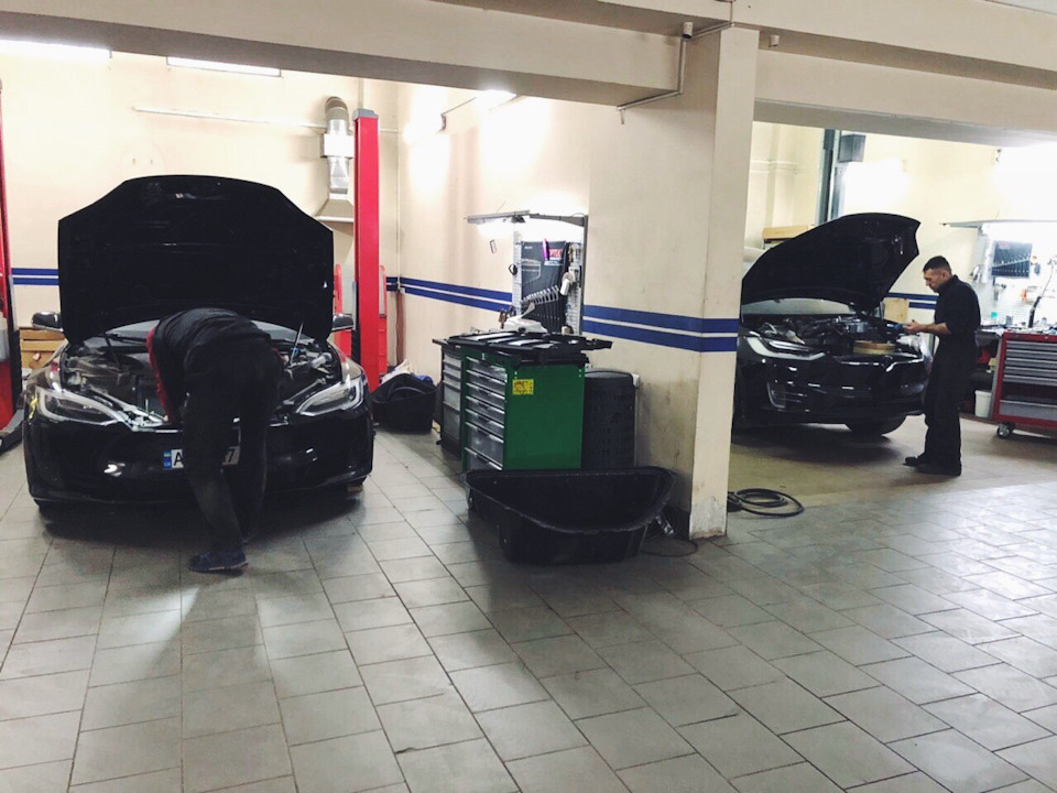 Зібрав машину. Tesla Service Dnipro 3