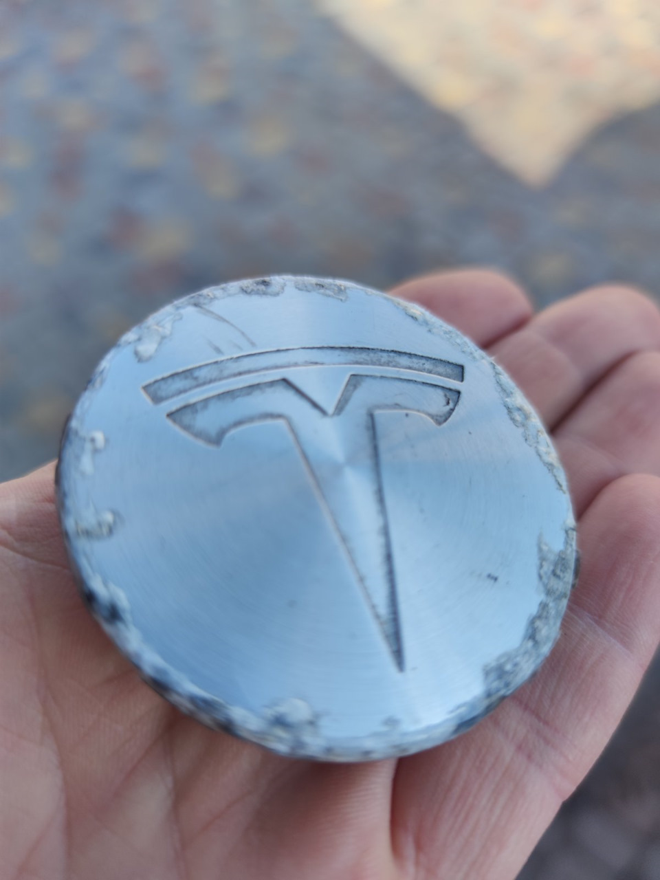 22) Tesla. Ковпачки на колісні диски. 1