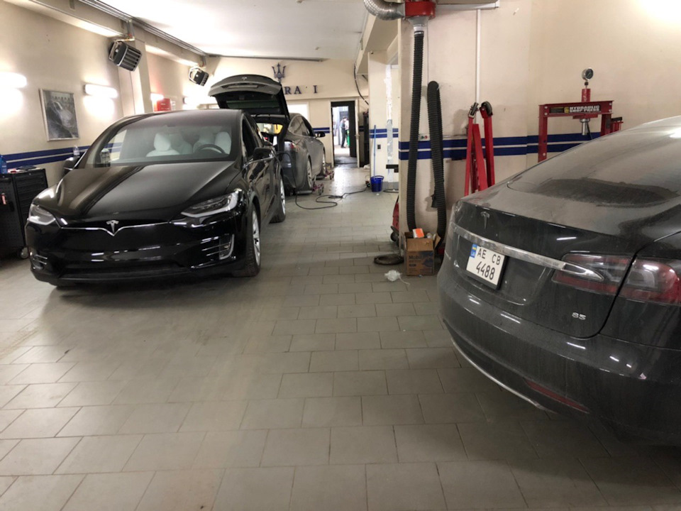 Зібрав машину. Tesla Service Dnipro 3